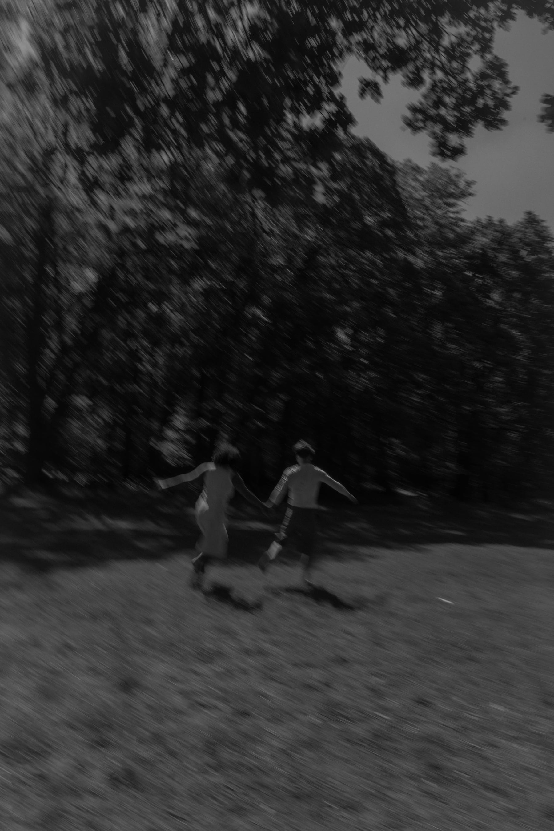Two people running outdoors in nature ZUUT organic health lifestyle